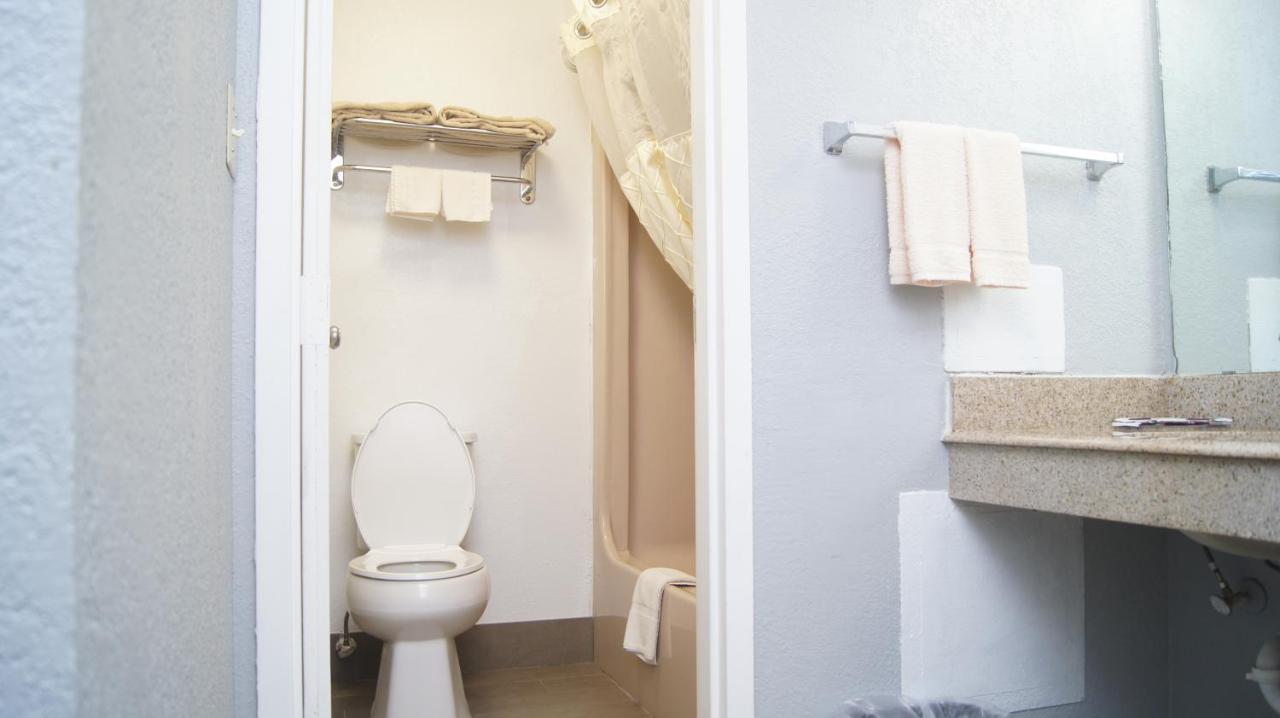 Holiday Lodge & Suites Mcalester Esterno foto