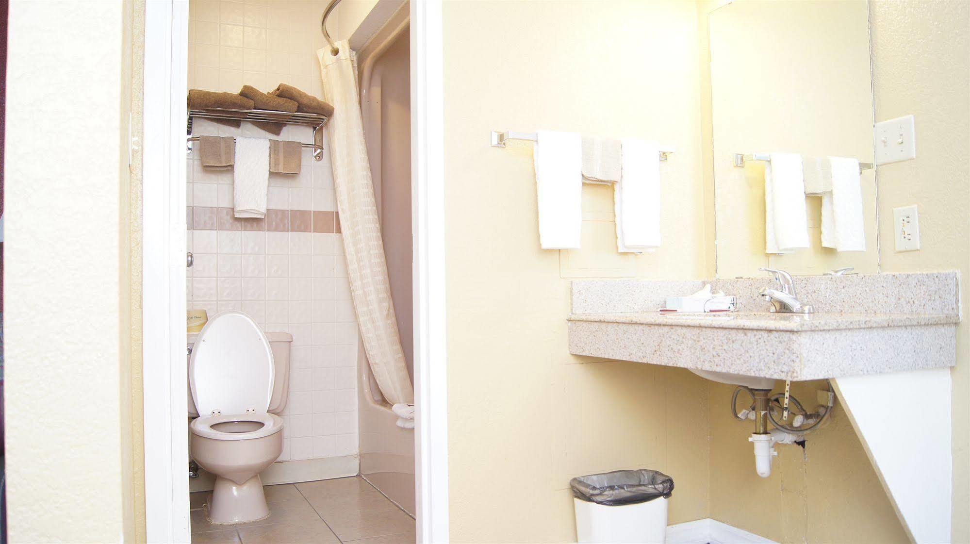 Holiday Lodge & Suites Mcalester Esterno foto