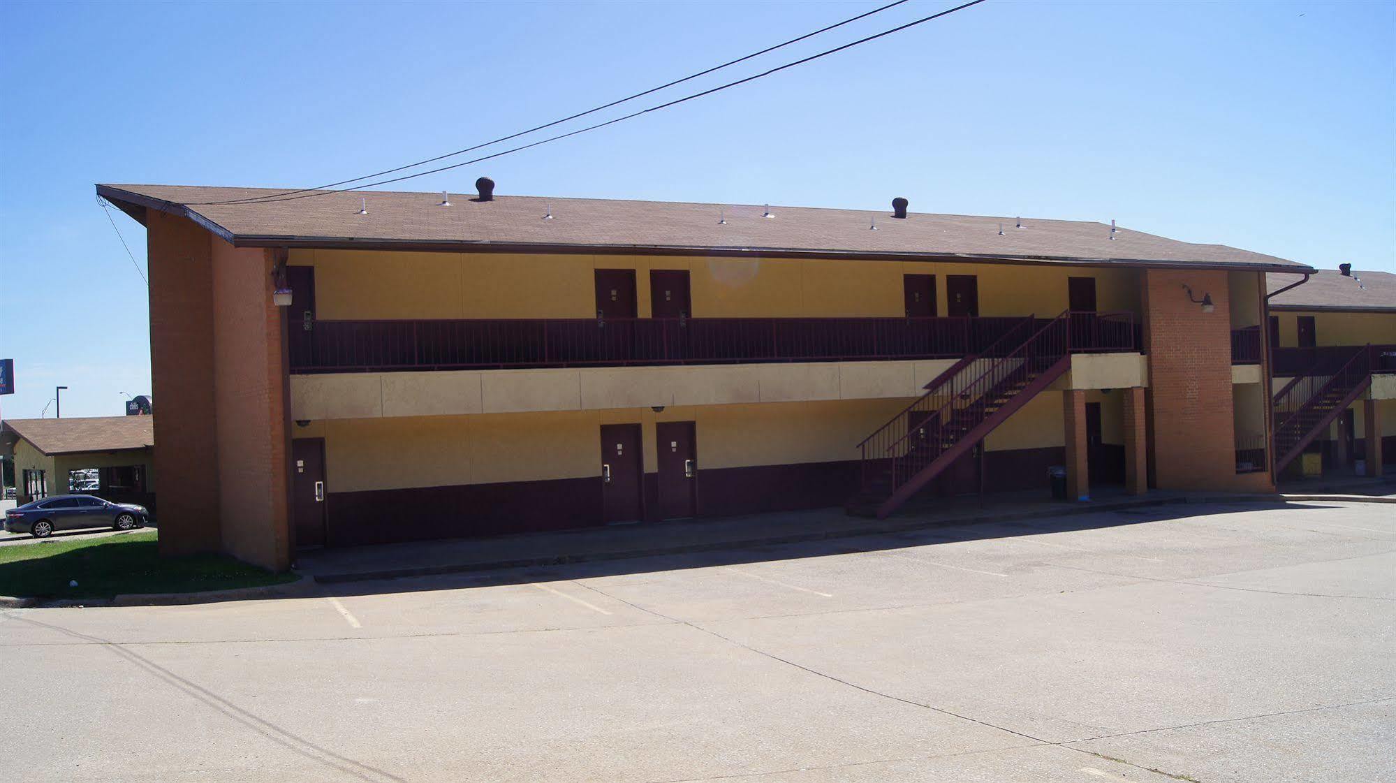 Holiday Lodge & Suites Mcalester Esterno foto